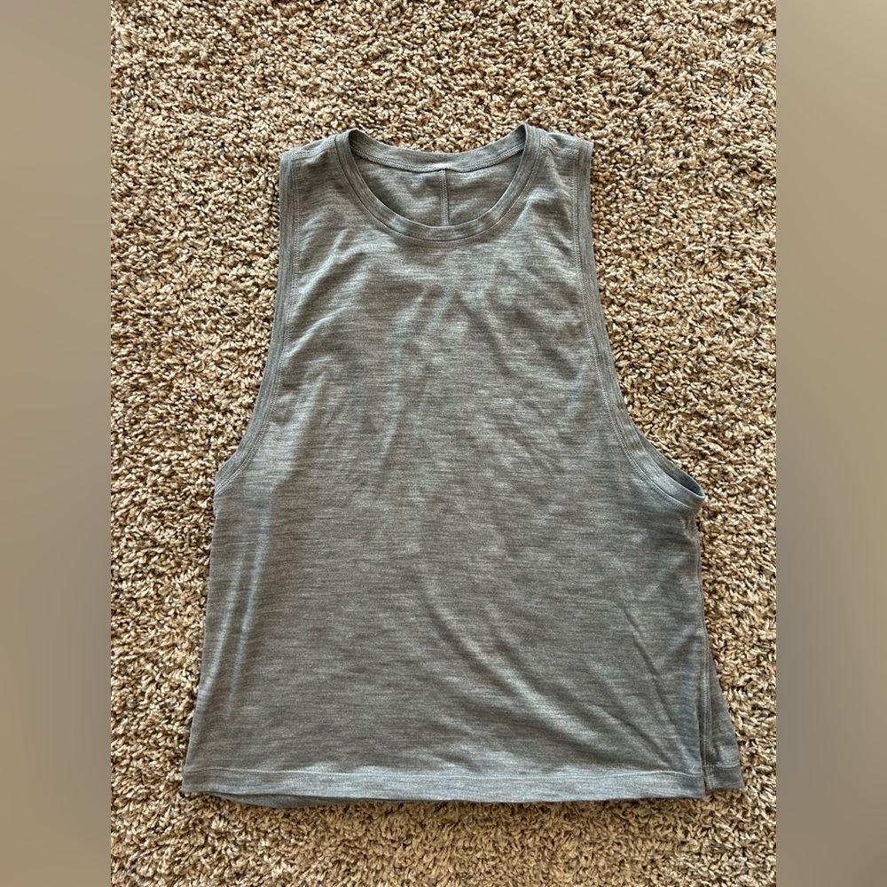 Women’s Lululemon muscle crop tank
